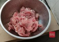 Illustration of the improved version of boiled pork slices 1