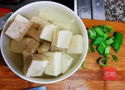 Frozen tofu stewed with Luo Fei Illustration of how to cook fish 3