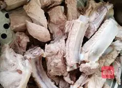 Illustration of how to make pork ribs and beans in one pot 2