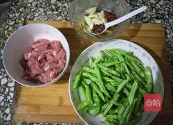 Illustration of how to make fried shredded pork with green beans 1