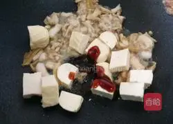 Illustration of how to stir-fry razor clam meat with dried beans 9