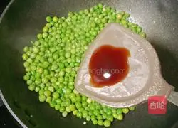Illustration of how to make stir-fried peas with beef cubes 12