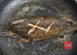 Illustration of how to stew fish in iron pot 5