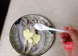 Illustration of how to make steamed small yellow croaker 2