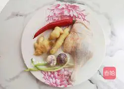 Illustration of how to make ginger-fried duck shreds 1