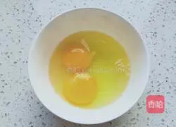 Illustration of how to make scrambled eggs with onions 4