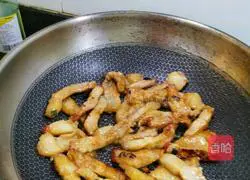 Illustration of how to make fried pork strips with onions 4