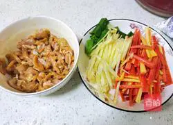 Illustration of how to make stir-fried meat with carrots, ginger, and ginger 3