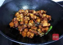 Illustration of how to make braised bean curd, braised pork and dried bean knots 10