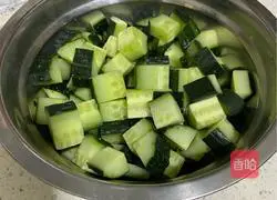 Illustration of how to make cucumber and diced chicken 2
