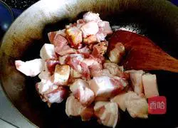 Illustration of how to cook pork with tiger skin eggs 14