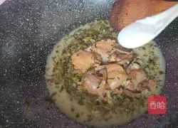 Illustration of how to cook clams with pickled vegetables 13