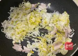 Illustration of how to make stir-fried pork belly and pickled cabbage vermicelli 8