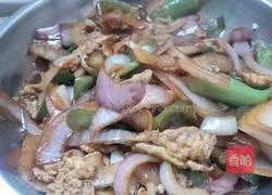 Illustration of how to make fried onions and eggs 8