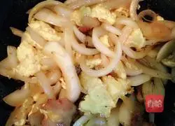 Illustration of how to make scrambled eggs with onions 5