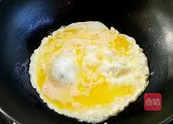 Illustration of how to make fried eggs with garlic sprouts 5