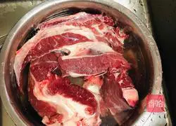 Illustration of how to make beef in oyster sauce 1