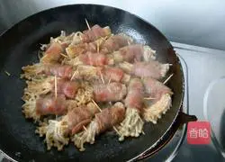 Illustration of how to make bacon and enoki mushroom rolls 6