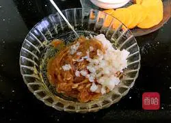 Illustration of how to make krill and pork glutinous rice balls 3