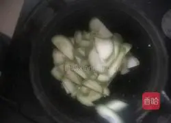 Illustration of how to make scrambled eggs with zucchini 9