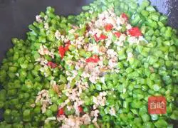 Illustration of how to make roasted pork and diced beans 5