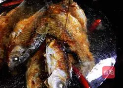 Illustration of how to cook crucian carp 8