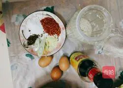 Illustration of how to make spicy short crispy pork 3