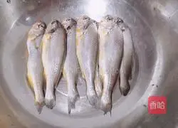 Illustration of how to make pan-fried small yellow croaker 2