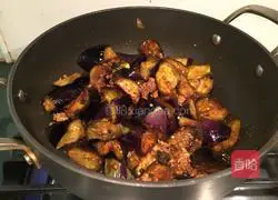 Illustration of how to cook eggplant with minced meat in sauce 7