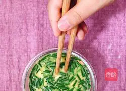 Illustration of how to make scallions, ham and eggs 2