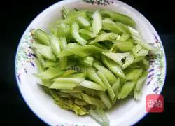 Illustration of how to make fried pork slices with celery 2