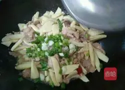 Illustration of how to make wild rice stir-fried pork slices 11