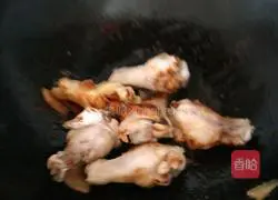 Illustration of how to make mushroom stewed chicken thighs 7