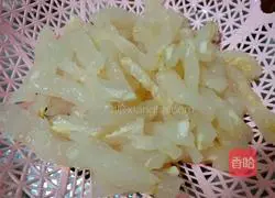 Illustration of how to make stir-fried tendons with black fungus 1