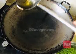 Illustration of how to stir-fry shredded pork with green pepper and bean skin 3