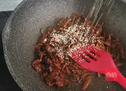 Illustration of how to make shredded pork with Beijing sauce 16