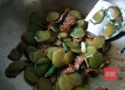 Illustration of how to make lettuce slices 8