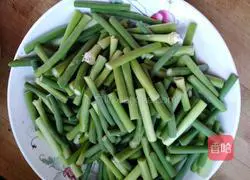 Illustration of how to make fried pork with garlic moss 1