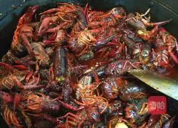 Illustration of how to fry crayfish in oil 5