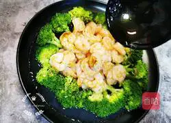 Illustration of how to make steamed shrimps with broccoli 7