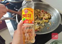 Illustration of how to make spicy minced pork and pickled vegetables 9