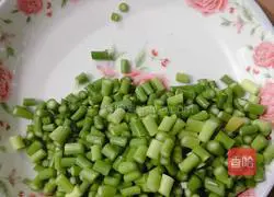 Illustration of how to make fried eggs with garlic moss 2