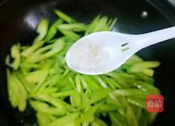 Illustration of how to make fried celery intestines 11