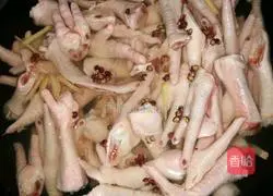 Illustration of how to make pickled pepper chicken feet 1