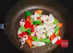 Illustration of how to make fried squid with double pepper 4