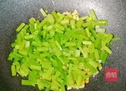 Illustration of how to make stir-fried beef with diced celery 14