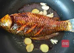 Illustration of how to stuff crucian carp with minced meat 7