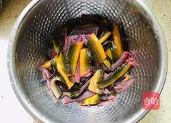 Illustration of how to cook eel with garlic moss 1