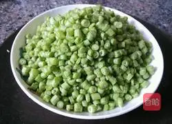 Illustration of how to make fried beans and eggs 3