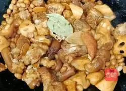 Illustration of how to stew pig's feet with lotus root and peanuts 13 